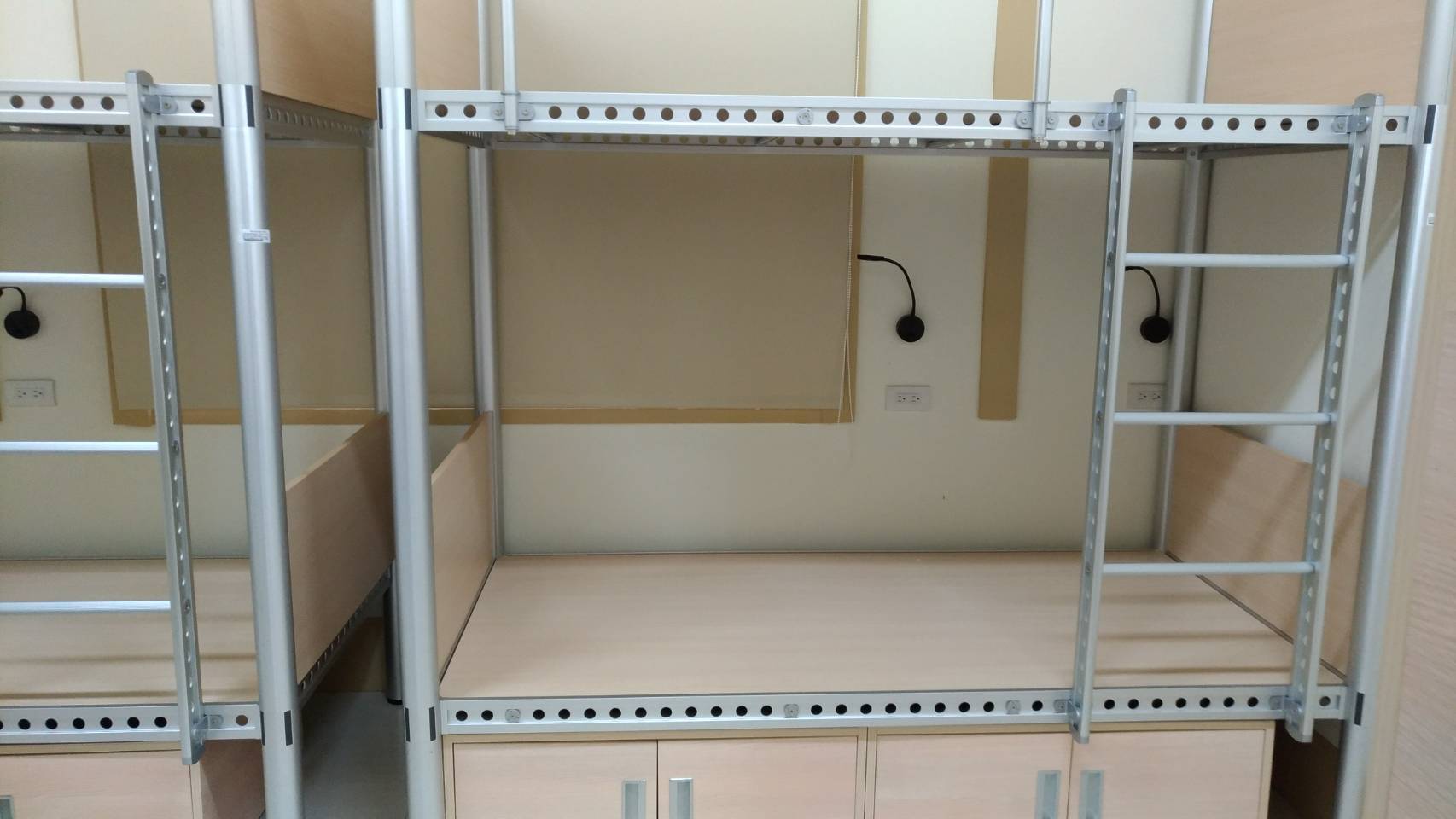 臥龍宿舍-房間書桌